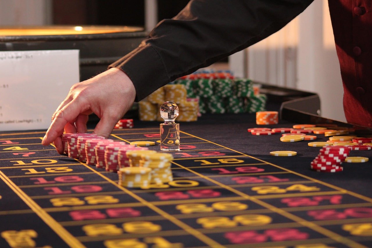 Antarmuka Caribbean Stud Poker di x5bet menunjukkan kartu pemain dan dealer