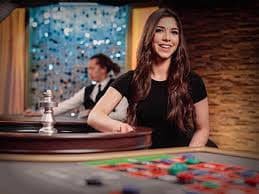 Menu permainan x5bet menampilkan Caribbean Stud Poker di samping Aviator, Sweet Bonanza, dan Gates of Olympus